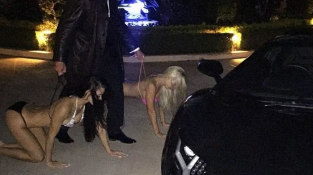 El millonario lleva a las chicas como perros.