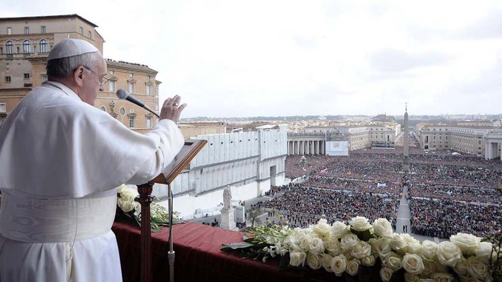 El Papa ante una multitud. (Radio La Primerisima)