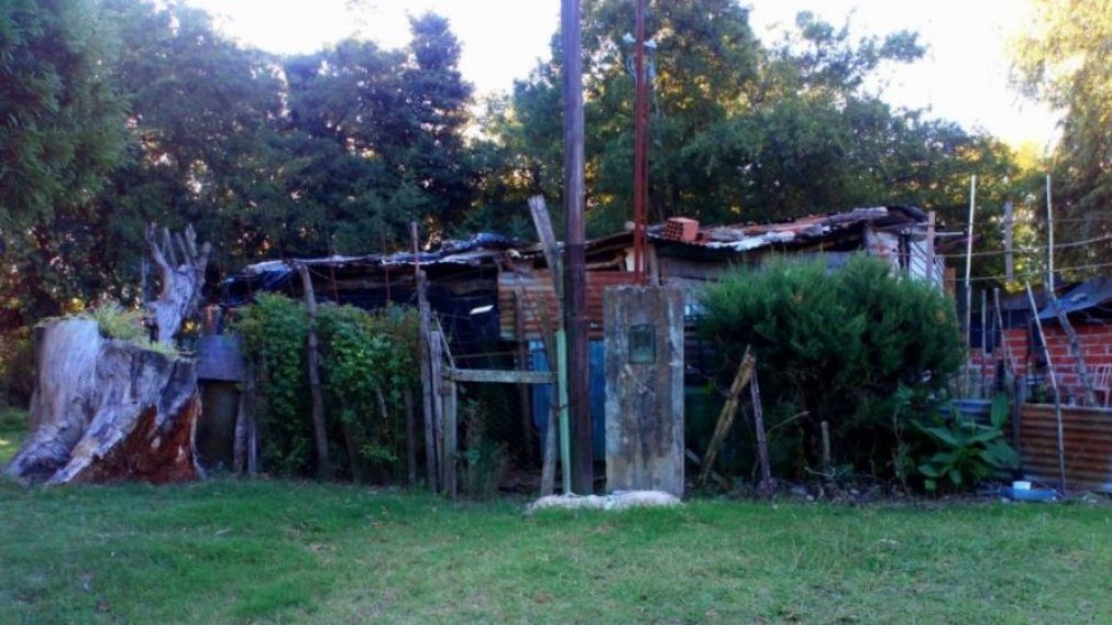 La casa donde el hombre tenía secuestrada a una mujer en Punta Indio.