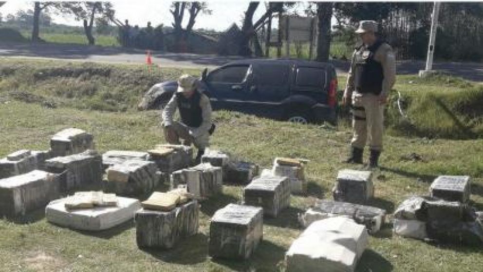 El cargamento que llevaba el oficial luego de eludir el control.