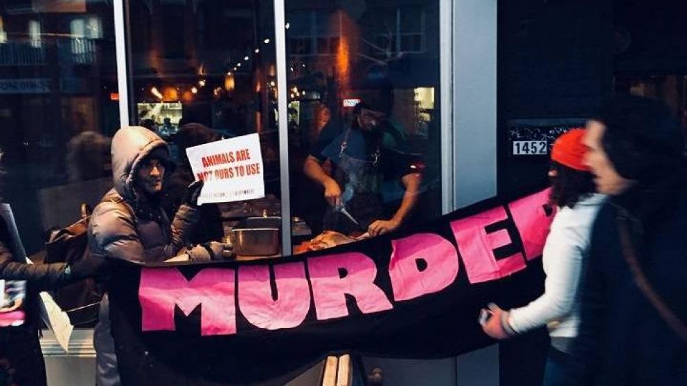 El chef comió ciervo frente a los protestantes.