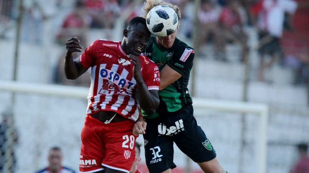 Un partido friccionado en mitad de cancha (Télam).