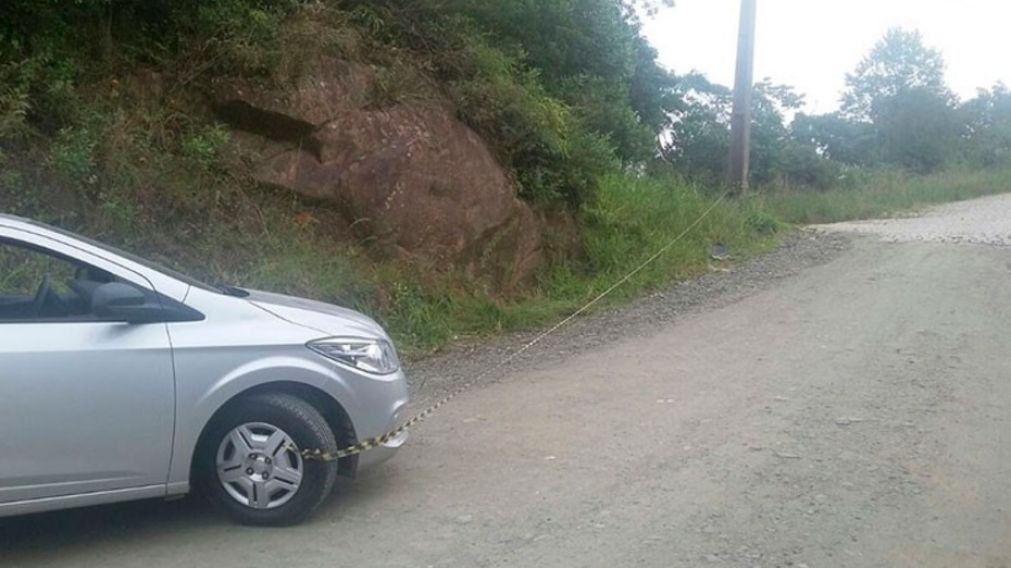 El auto al que intentaron empujar, trampa mortal para la turista (Policía Militar Brasileira).