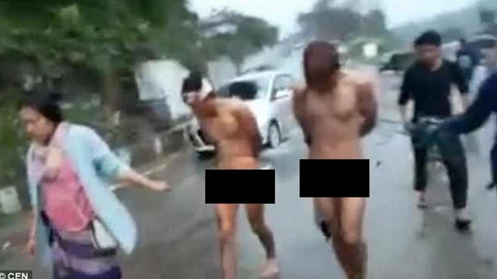 El linchamiento se dio en medio de la calle. (Captura).