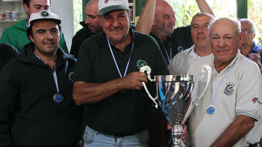 Los Campeones luciendo la copa.