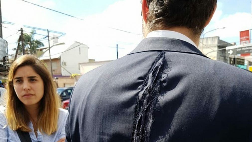 Así quedó el saco del concejal. (Twitter)