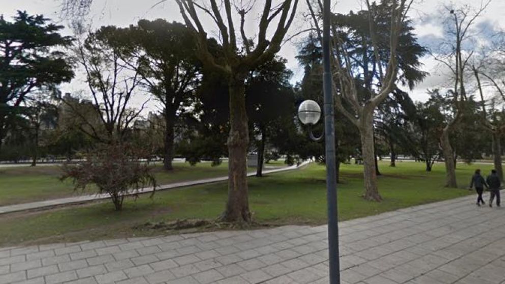 El hombre se escond�a en los arbustos.