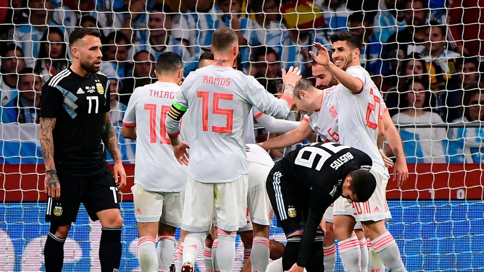 El elenco ibérico festeja, el argentino lo sufre (AFP).