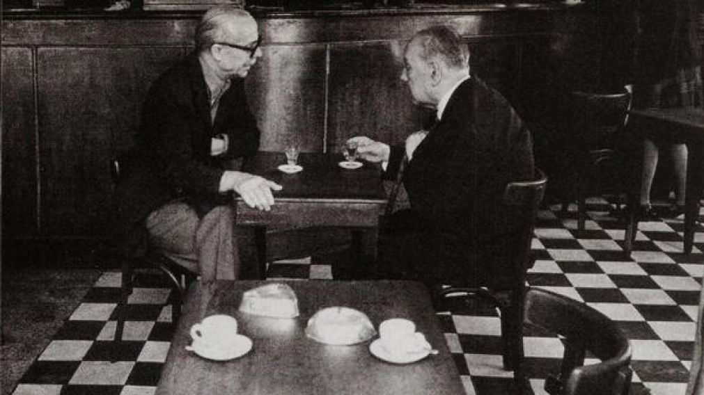Las charlas de caf�: una costumbre que no debe desaparecer. En la foto, el cl�sico encuentro entre dos rivales: Ernesto S�bato y Jorge  Luis Borges