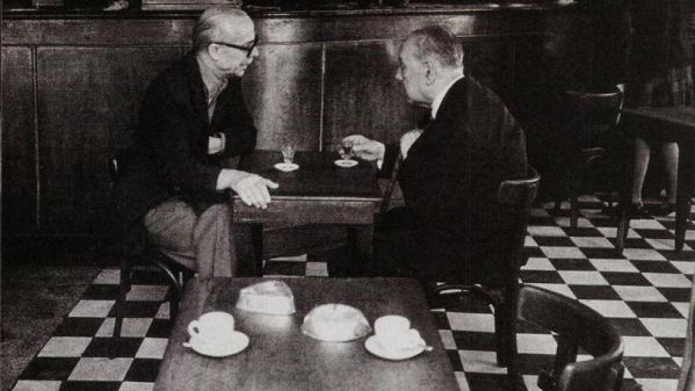 Las charlas de café: una costumbre que no debe desaparecer. En la foto, el clásico encuentro entre dos rivales: Ernesto Sábato y Jorge Luis Borges