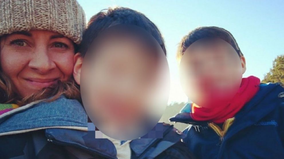 Mariana, junto a sus dos hijos. Benjamín ya está en otra escuela.
