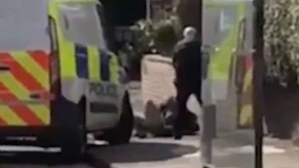 Loco se hizo el espadach�n en la calle y termin� en cana