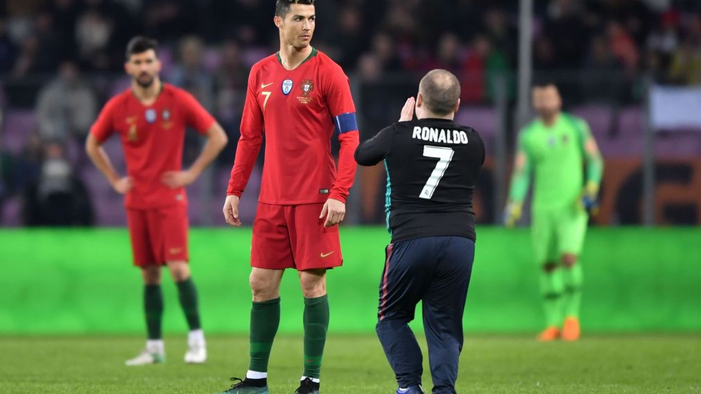 Dos admiradores ingresaron al campo. (AFP)