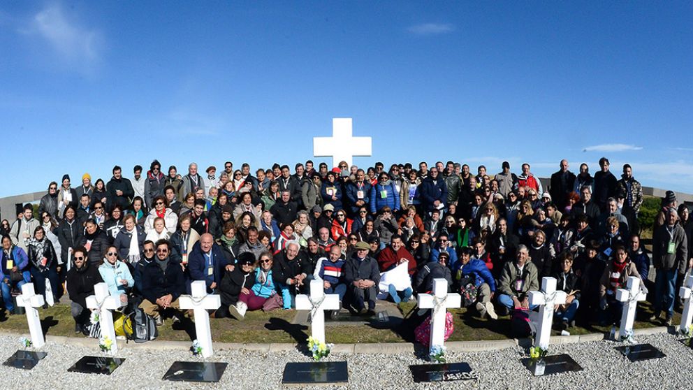 Así posaban los más de 200 familiares de los 91 soldados caídos en Malvinas.
