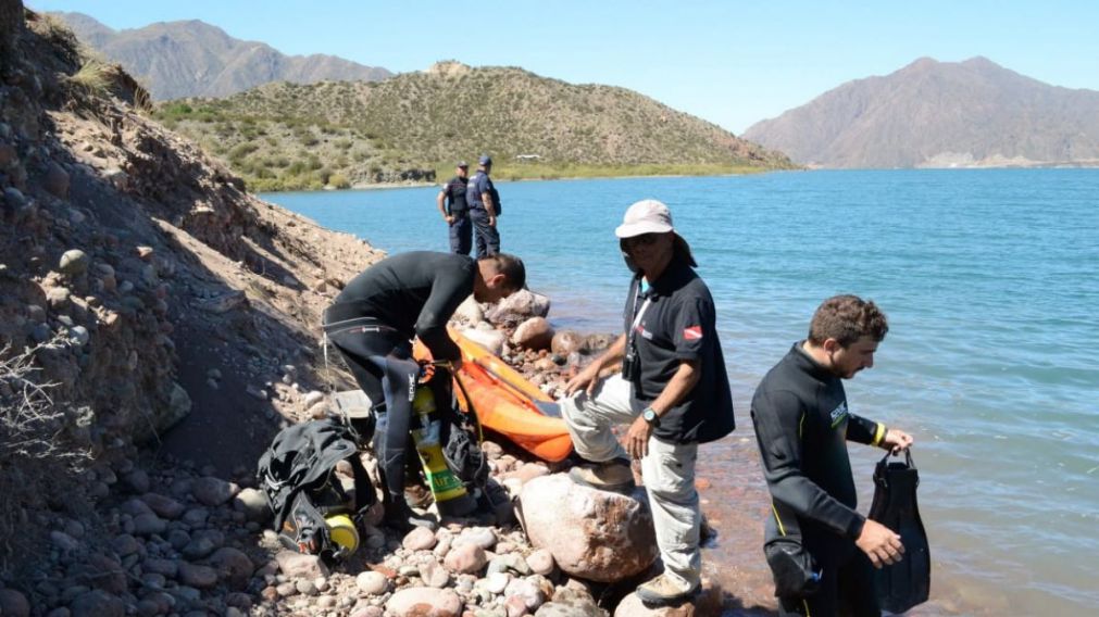 Los buzos que rescataron el cuerpo. (gentileza tl13.cl)