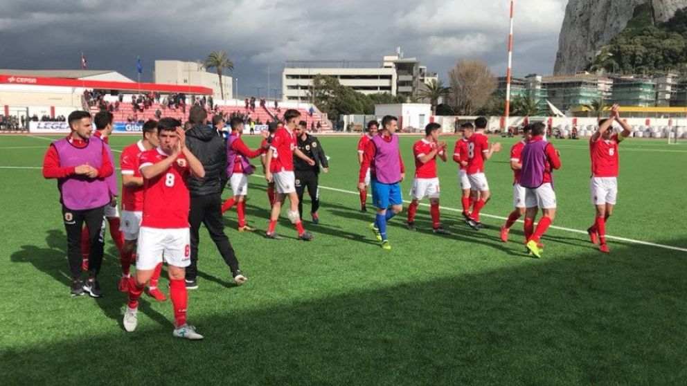 Los jugadores festejan el histórico triunfo.