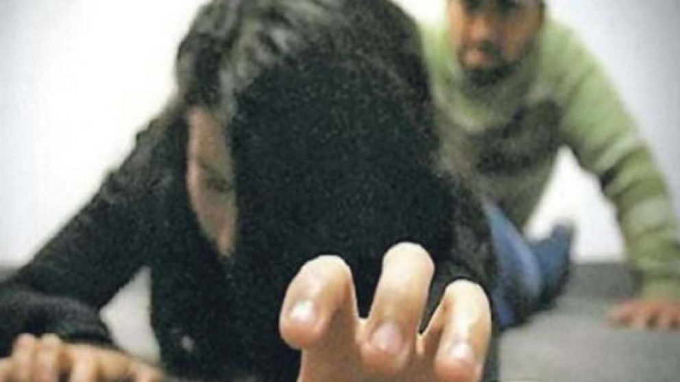 La joven egresó en el secundario y confesó los abusos de su padrastro.