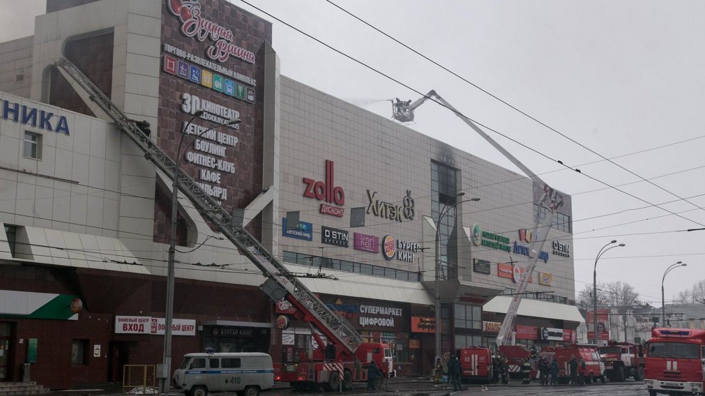El incendio habría comenzado en el cine del shopping.