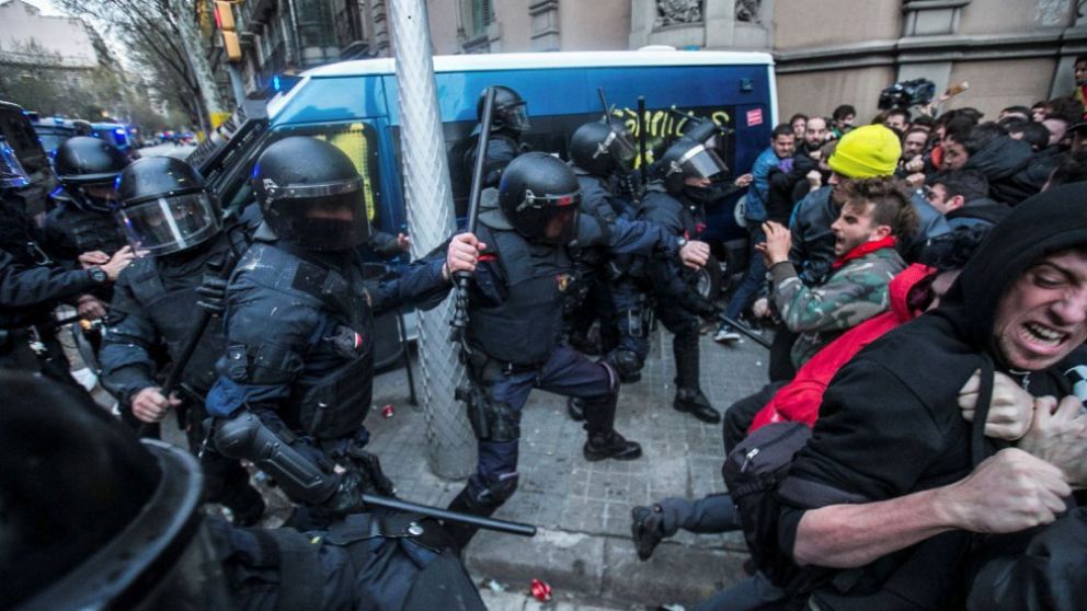 Así fue lo protesta por la detención de Carles Puigdemont. (EFE)