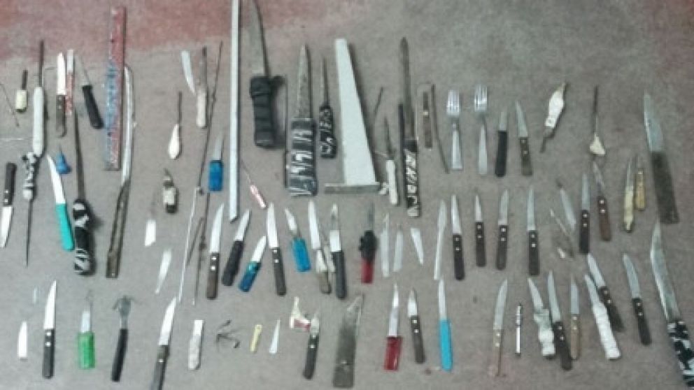 Se secuestraron cuchillos, facas, "tuqueras", celulares y chips del penal.