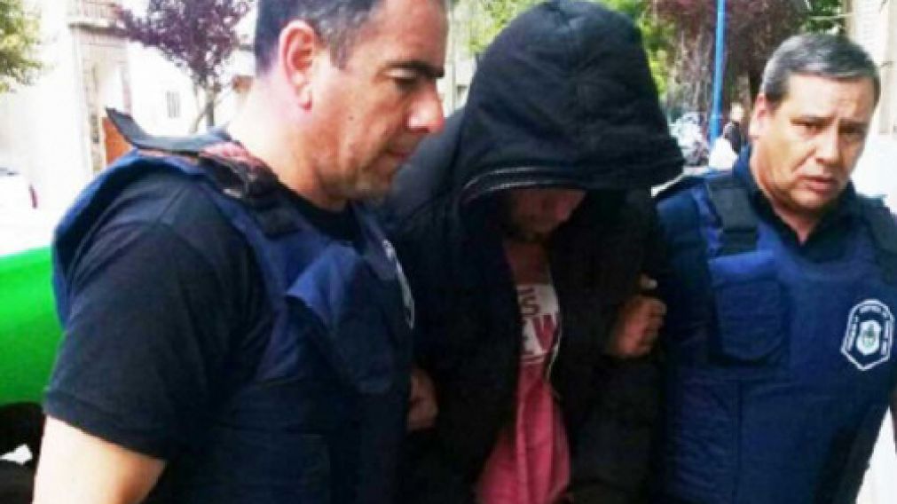 Así trasladaron al individuo capturado por los pesquisas.