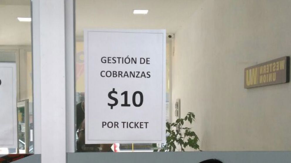 El cartel advierte a los clientes el cobro de la factura.
