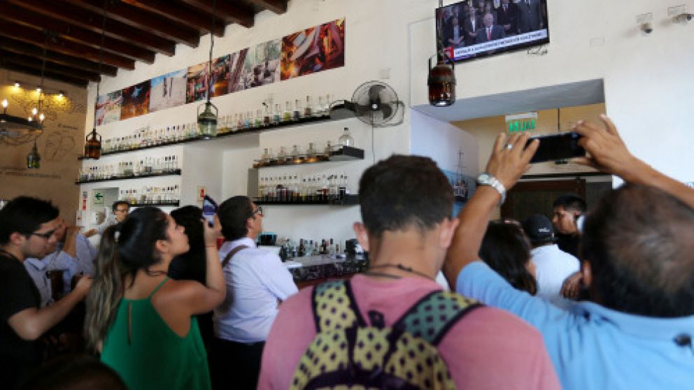 Los peruanos siguen por tv las alternativas de este escándalo de película.