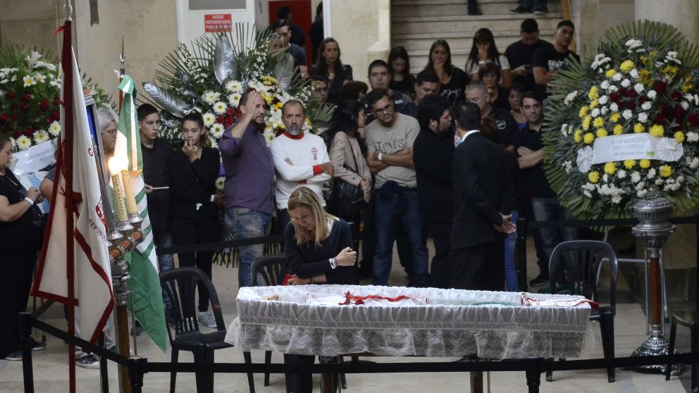 Familiares, amigos e hinchas le dieron el último adiós al "Loco" (Pérez Re/Crónica).