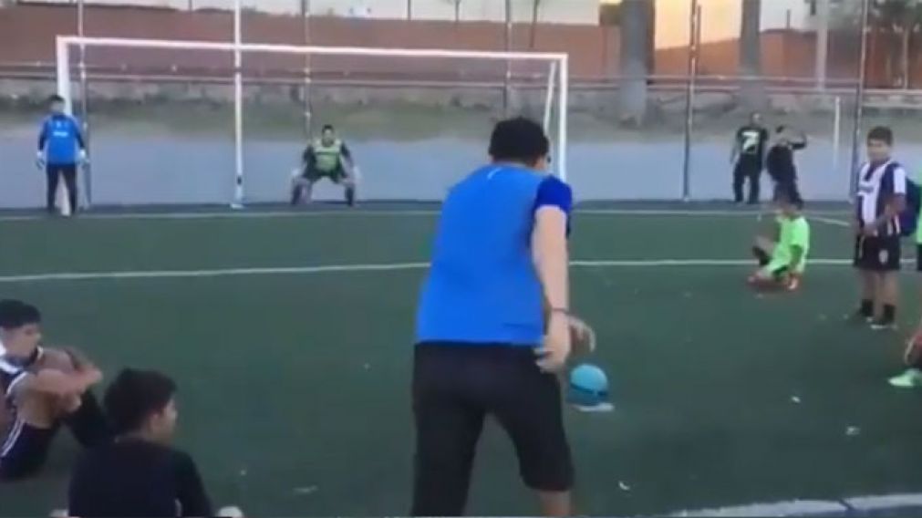 El joven enga�� por completo al portero.
