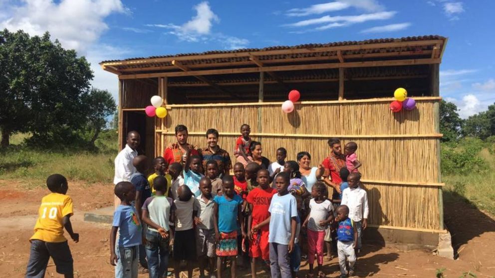 Los cincos rosarinos con los chicos africanos.