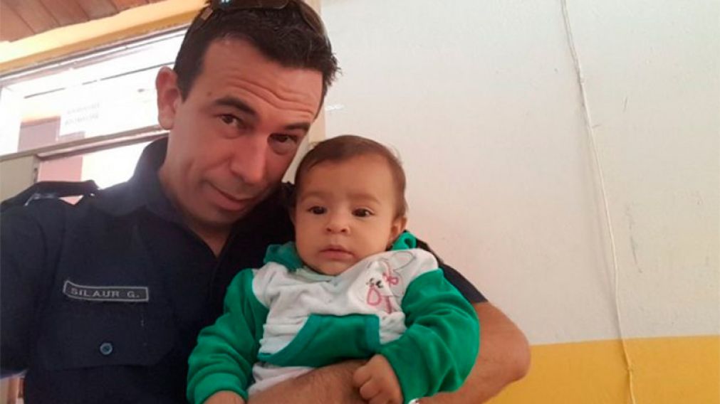 Guillermo Silaur�y la peque�a M�a, juntos luego de la recuperaci�n de la beb� en un Centro de Salud.