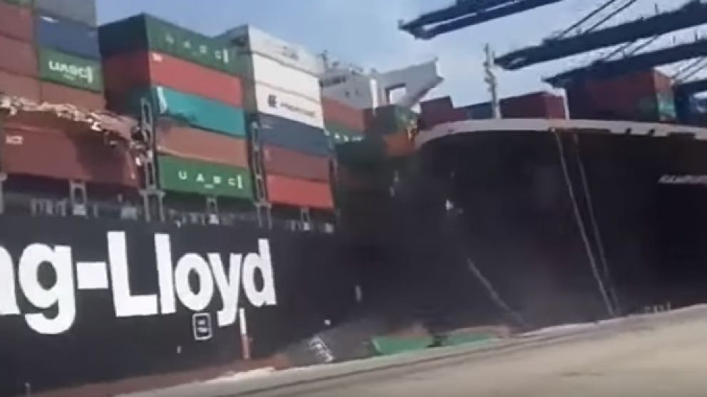 Varios contenedores con autos lujosos cayeron al agua en un puerto pakistaní..