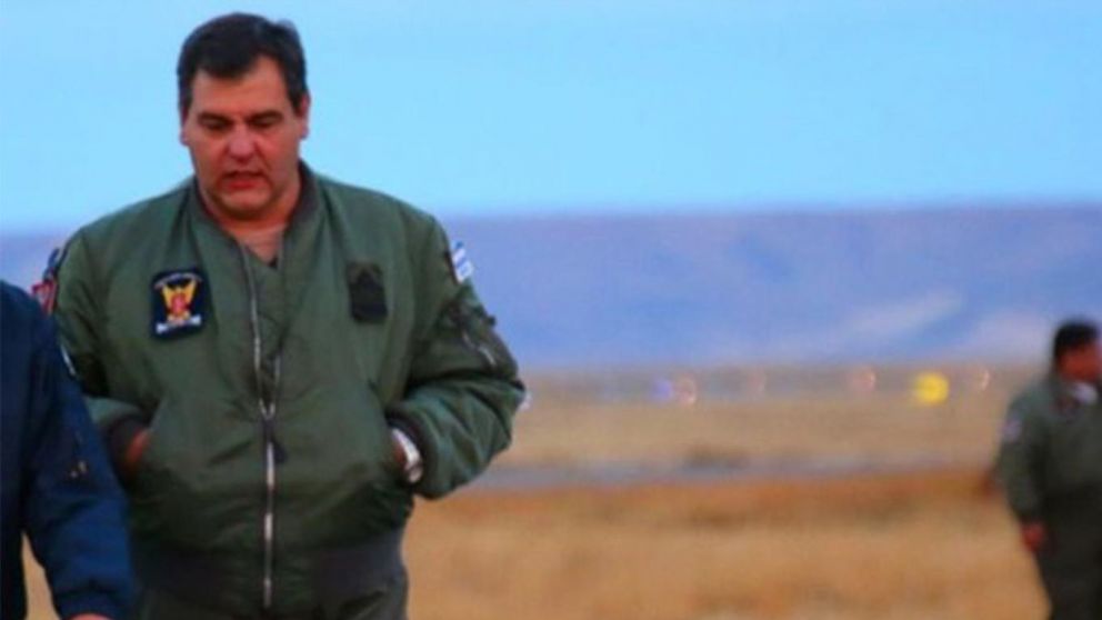 El vicecomodoro, Carlos Rolando.