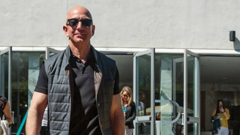 El millonario se mostró con su exótico nuevo compañero.