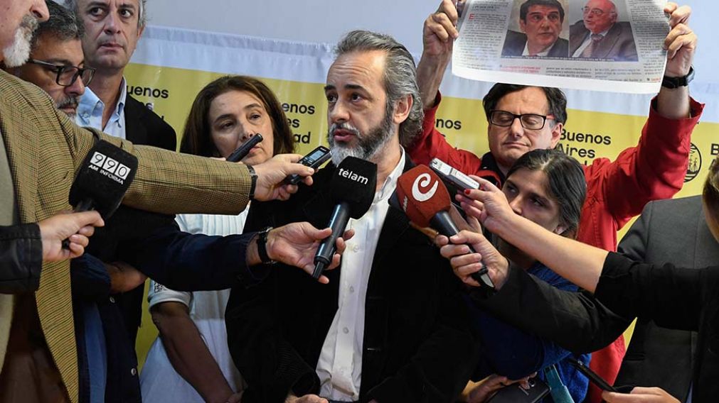López. Consultado por varios periodistas tras la reunión con Ciudad. (Télam)