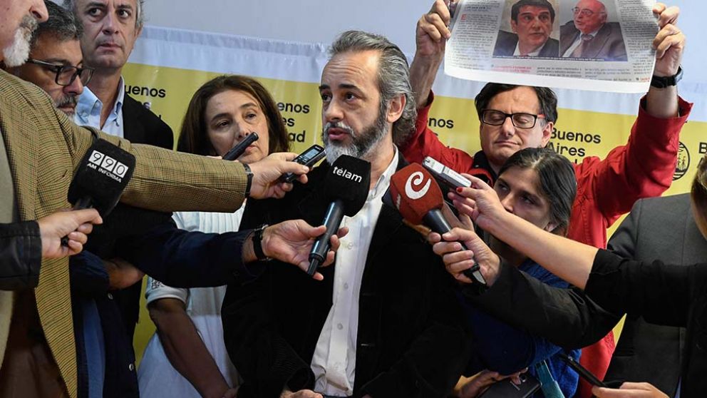 López. Consultado por varios periodistas tras la reunión con Ciudad. (Télam)