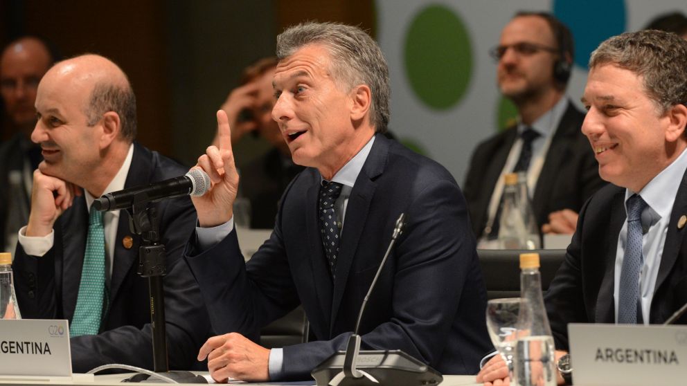 El presidente Mauricio Macri junto a Federico Sturzenneger (Banco Central) y Nicol�s Dujovne (Hacienda) (Foto presidencia de La Naci�n.