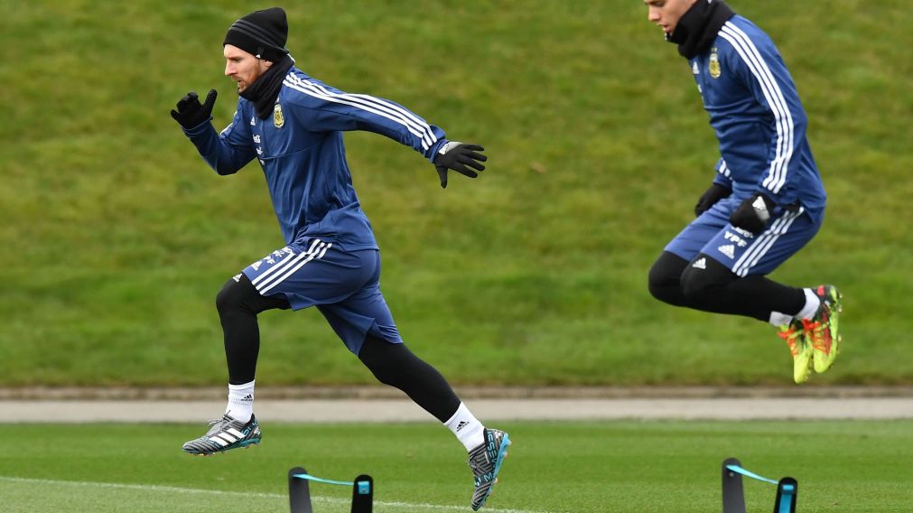 Lionel Messi vuela en la práctica del seleccionado argentino ante la mirada de Sampaoli.