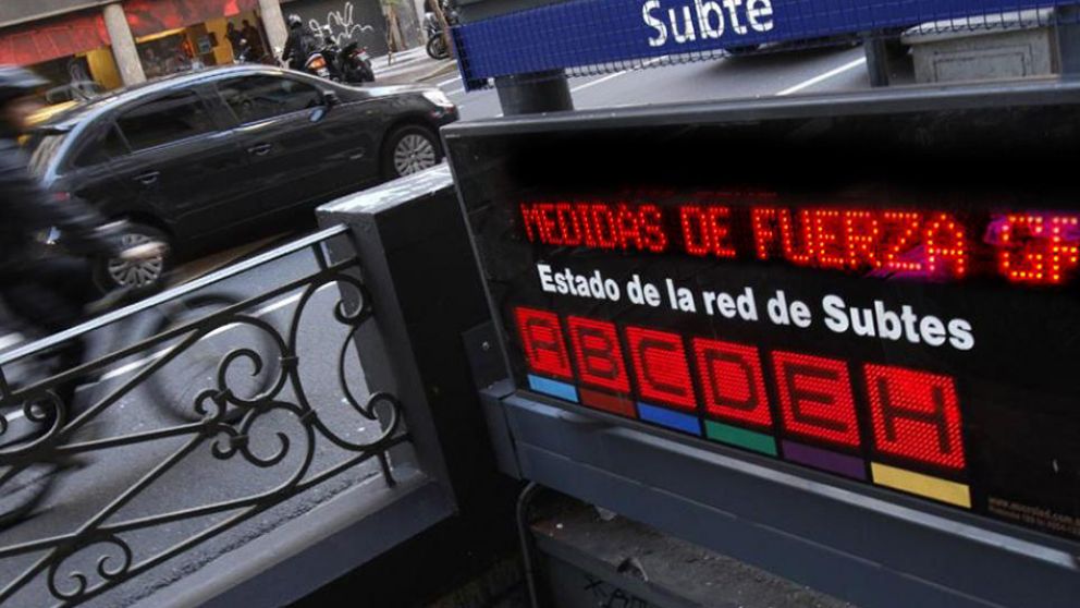 Paro de subtes por material tóxico.