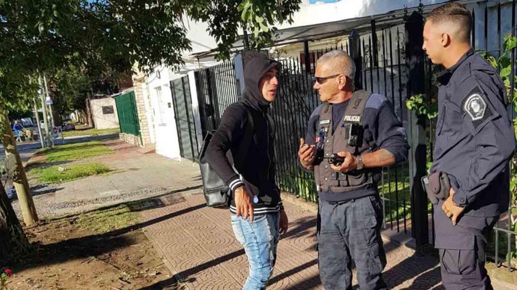 El futbolista increpó a la autoridad de transito por sus preguntas.