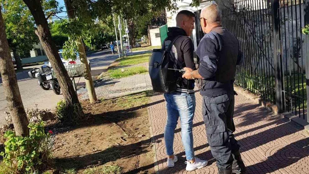 El delantero de Racing fue detenido por pasar dos semáforos en rojo.