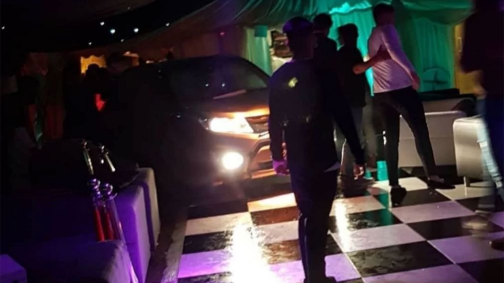 La Suzuki Vitara quedó en medio de la pista y provocó heridas a 13 personas.