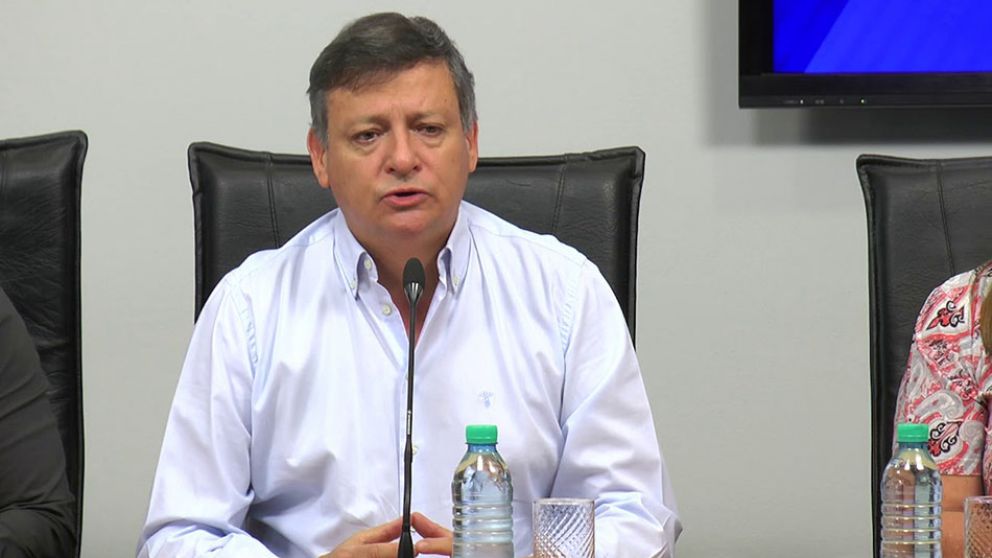 El gobernador Peppo intenta sobrellevar el impacto institucional.