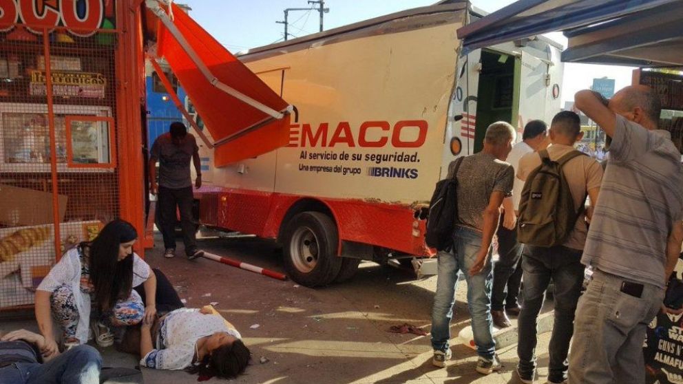 Este es el camión que fue embestido por un tren, y del cual el sujeto extrajo el dinero.