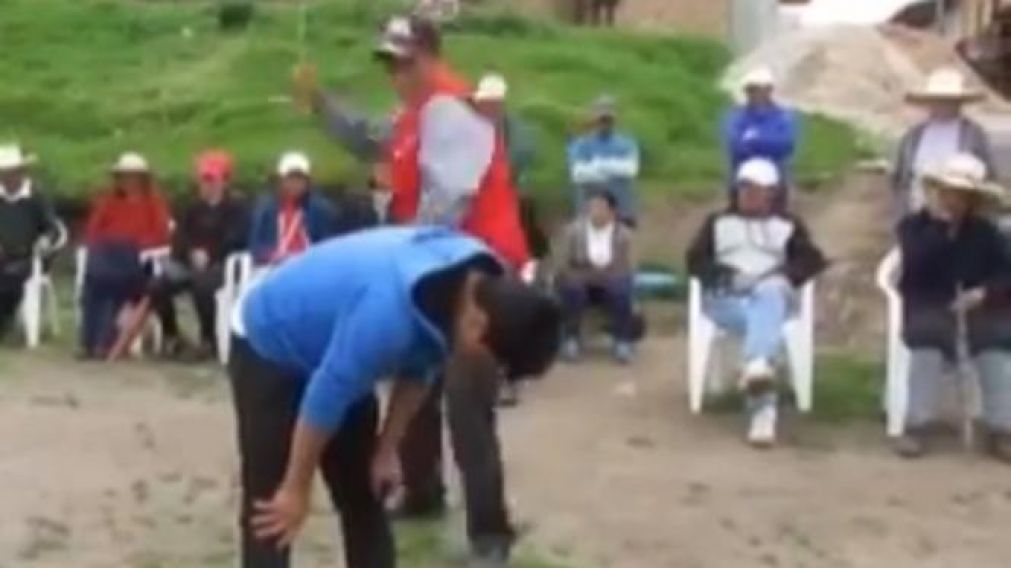 Pibe tuvo sexo con su tía y acabó azotado en público