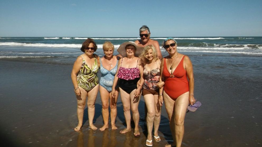 Aprovecharon el sol de marzo para disfrutar de la playa y el mar (Gentliza Centro de Jubilados)