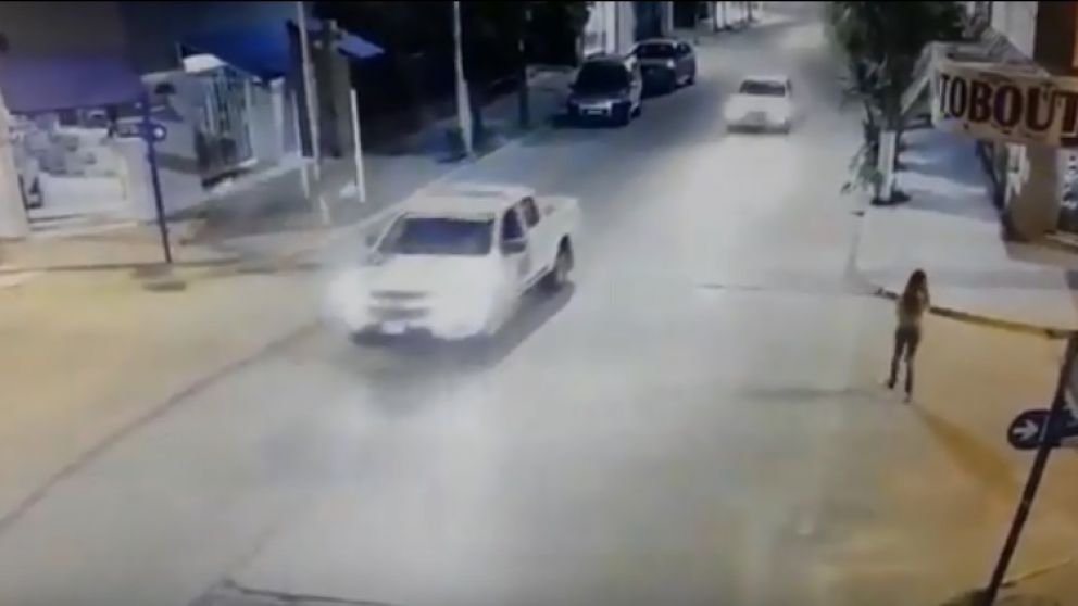 Las imágenes de como la mamá abandona a su pequeño hijo en Cañuelas.