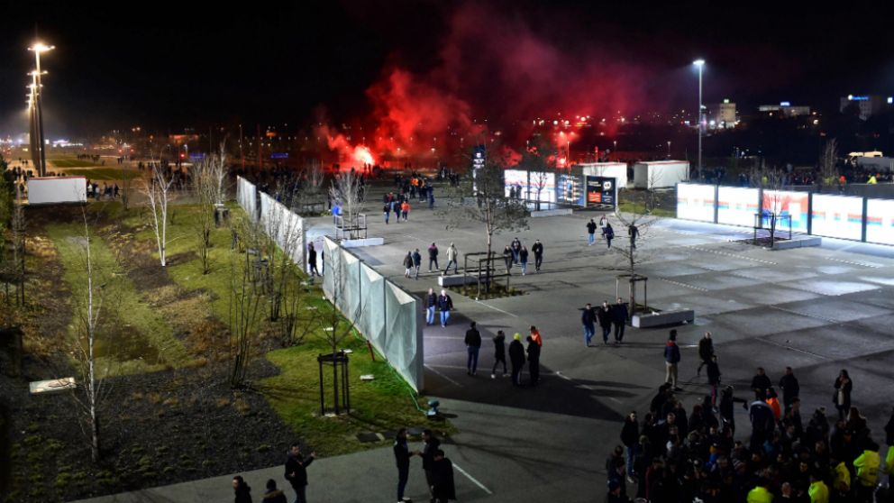 Los disturbios ocurrieron en las inmediaciones del estadio (AFP).