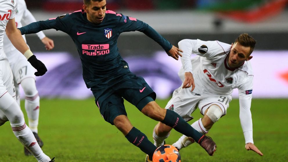 Ángel Correa, de rarcha, volvió a anotar para Atlético de Madrid, esta vez en la Europa League.