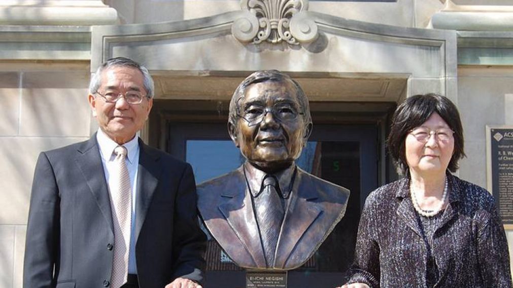 Ei-ichi Negishi continúa internado tras la muerte de su esposa.